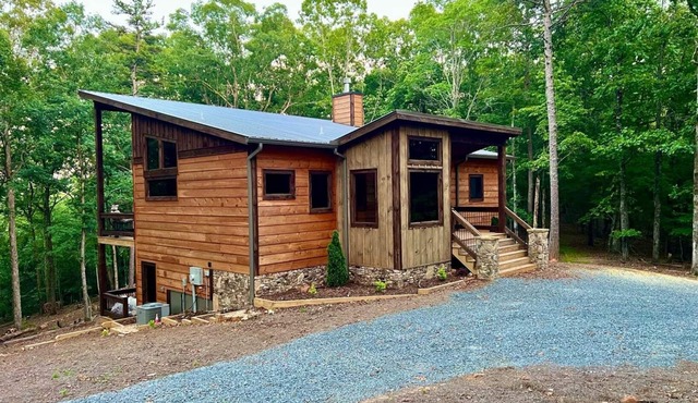 Rugged Trail Oasis: Modern 3BR Cabin w/3 Fireplaces & Mountain Views