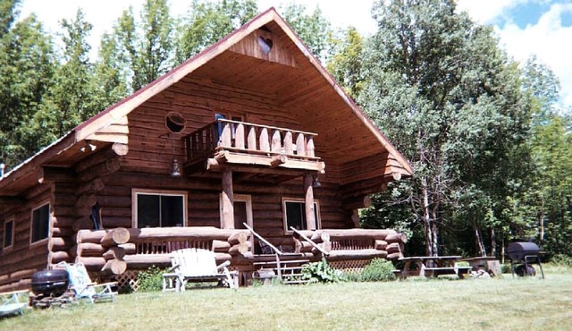 Rustic Ski Log Cabin for Six People with Outdoor Fire Pit near the Catskill Mountains