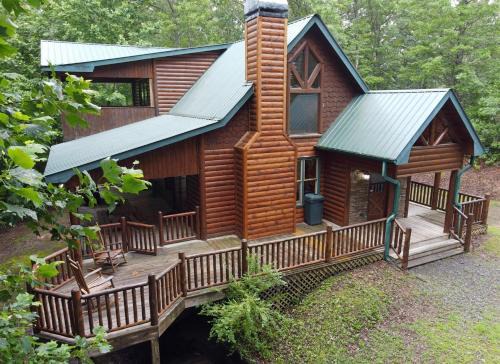 Safe Haven-hot tub-wifi- pool table, Fireplace. Foosball, Free Activities