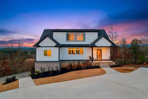 SALE! Peaceful Mountain View Home | Hot Tub | EV Charger