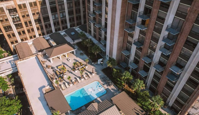 Savannah Stay | Rooftop Pool View + Dining