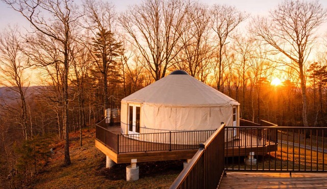 Scenic Glamping Yurt Retreat, Full Kitchen/Bath