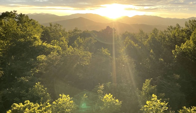Scenic Western Carolina Mountain Retreat - Spacious 4-bedroom house with WiFi