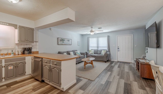 Seas the Day, Pet Friendly - Walk to public beach!
