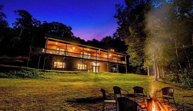 Secluded Cabin|5600 sq ft|Hottub|Theatre|2 Mi DT