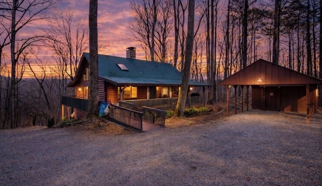 Secluded Ellijay River Cabin, Hot tub, firepit, Fire Pit, Bunkroom & Gameroom