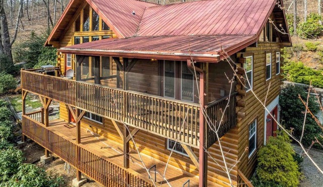 Secluded home w/wooded surroundings, grill, scenic deck, firepit & mountain view