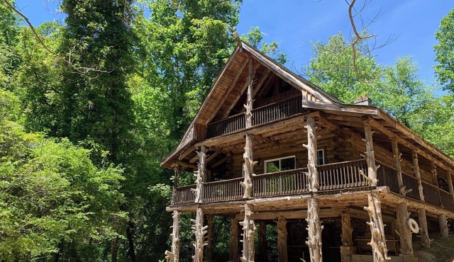 SECLUDED LAKE FRONT LOG CABIN