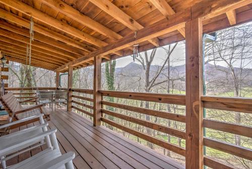 Serene Cabin in the Smokies w/2 Decks & Hot Tub!
