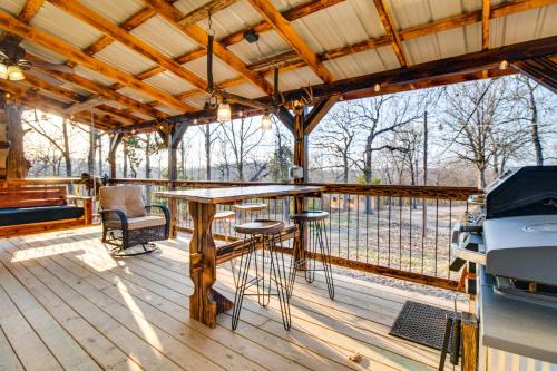 Serene & Cozy Studio Cabin: Walk to Norfork Lake!