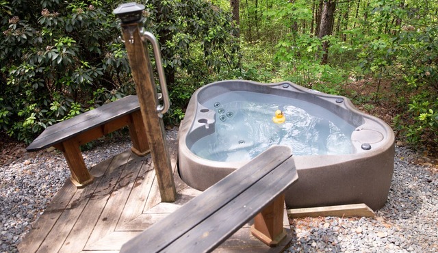 Serenity Ridge Cabin D: Hideaway + Hot Tub
