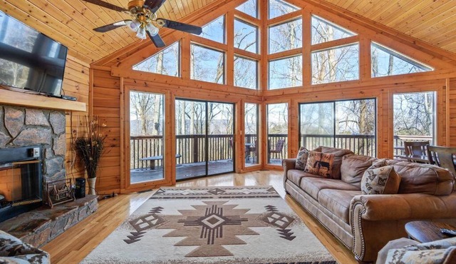 Serenity- serene mntn cabin in gated resort community with pool and amenities/view/Hottub/Secluded/Luxury/Theatre