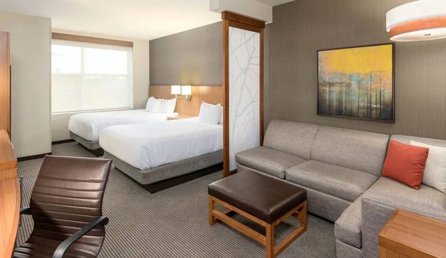 Shopping and Dining in Downtown Greenville! Swimming Pool, Pets Allowed!