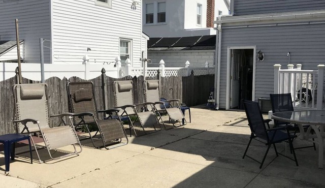 Shorely a Getaway! 6-bedroom House in Margate with A/C and WiFi