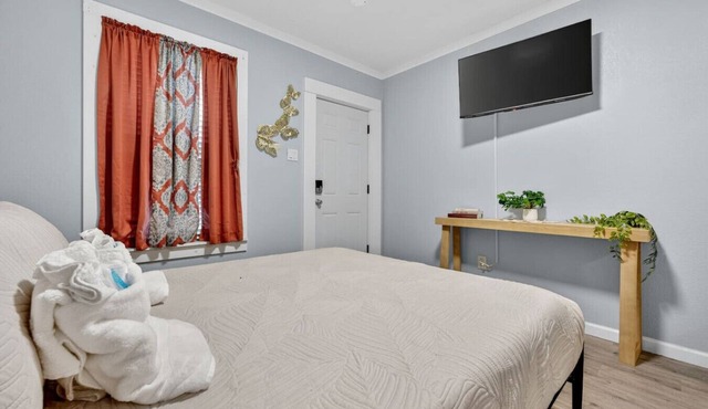 Simple & Comfy Tiny Pensacola Studio