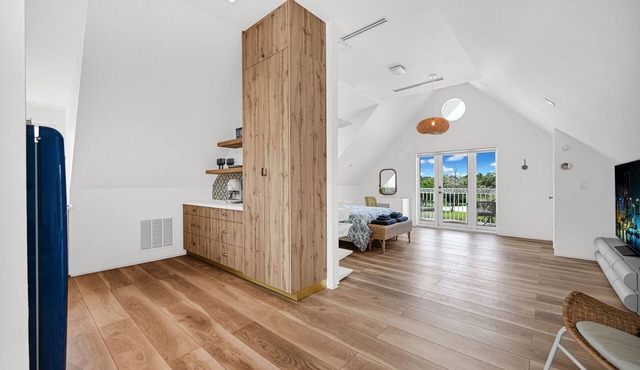 Sky Loft with Panoramic Nature Views & 2 Gb Fiber