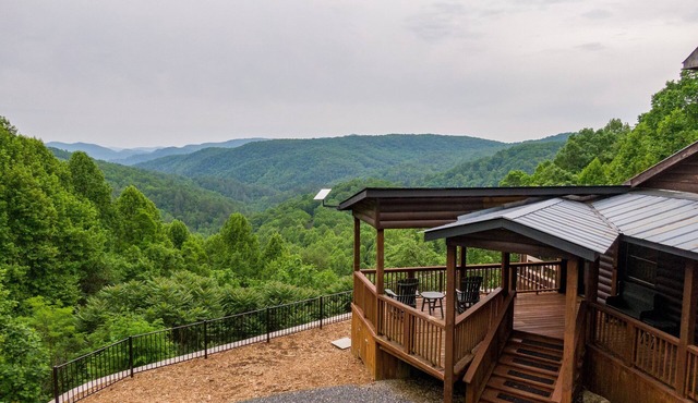 Skyline Escape: Stunning Long Range Views, Hot Tub, Firepit, Lawn Games