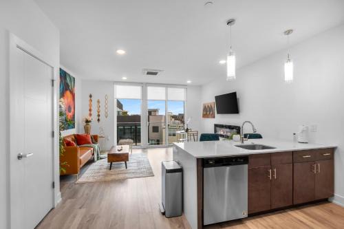 Sleek 1BR Hideaway - Gym, Pool Balcony
