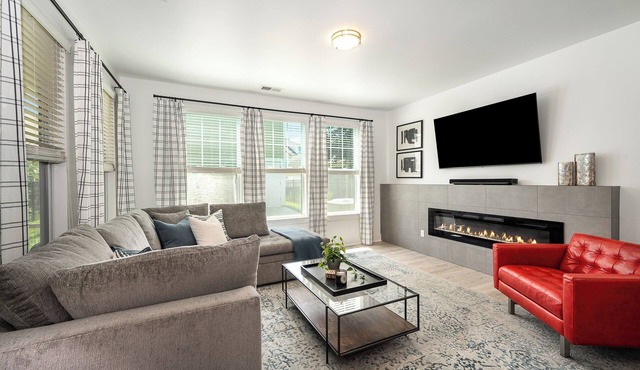Sleeps 12 5BR Home + Guest Suite Near Uptown