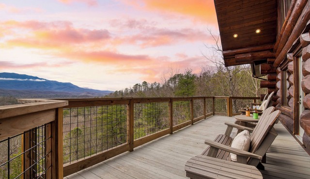 Sleeps 21 Luxury Cabin w/Panoramic View, Hot Tub, Game Room | Pinnacle Chalet