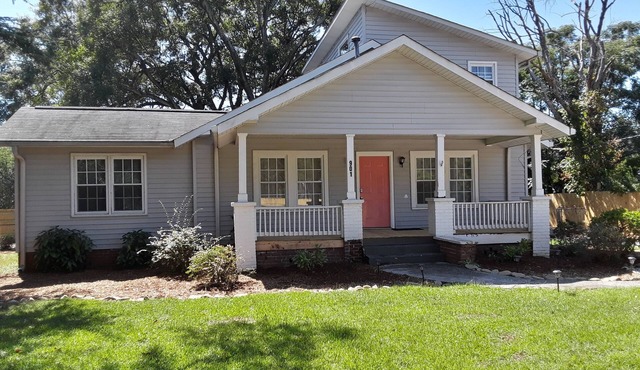 Sleeps 8, minutes to downtown Greenville