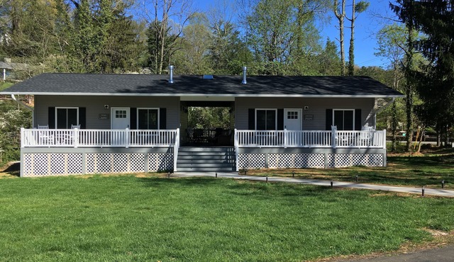 Smokies Cottage Walking Distance to Downtown Waynesville