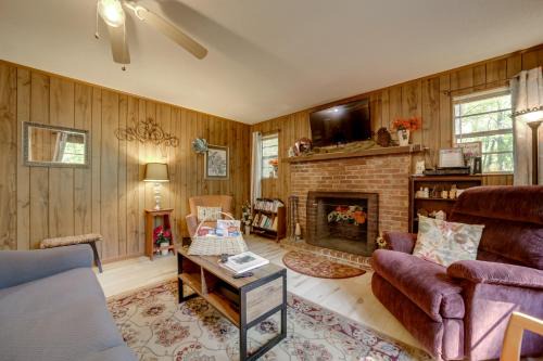 Smoky Mtn Hideaway: Screened Porch & Fire Pit