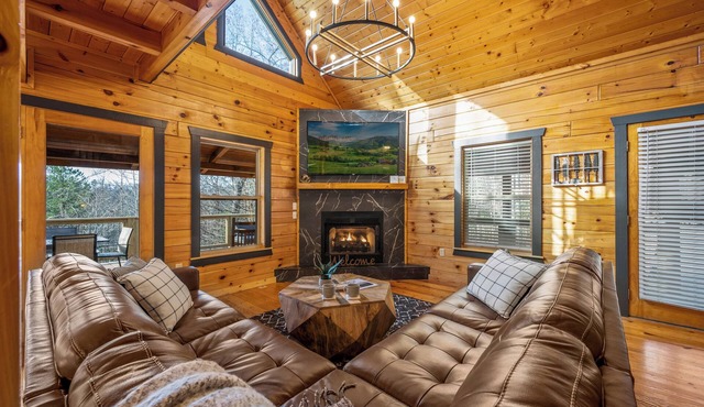Smoky Summer Escape 3BR Cabin, 15 min to Dollywood, Hot tub, wifi, grill, deck