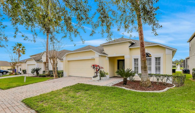 Snowbird-friendly home with private outdoor pool, grill, patio, lake views, & AC