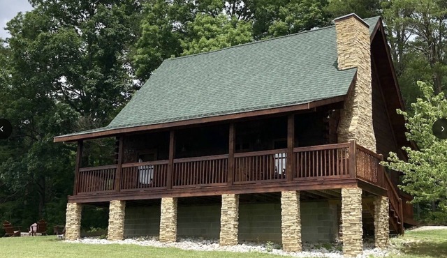 Snuggle up in our 2/2 cozy cabin w/hot tub. The perfect Fall getaway! n