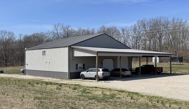 SOLAR ECLIPSE! Lodge on10ac open field. 4 bed, 1 bath. Family/Pet friendly