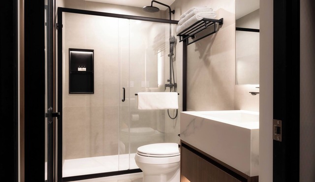 Sosuite - Queen Room, High Floor w Desk, Roof Deck