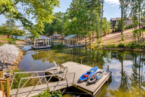 South Carolina Retreat w/Fireplace & Lake Access!