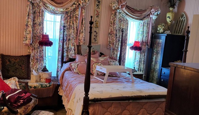 Southern Oaks Inn & Estate restored farmhouse near Georgia Southern University
