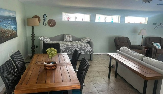 Spacious 2-bdrm house in quiet neighborhood on canal in Port Charlotte. Sleeps 8