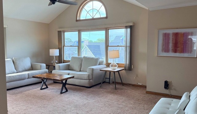 Spacious 2-Bedroom, 1.5 blocks to Beach!