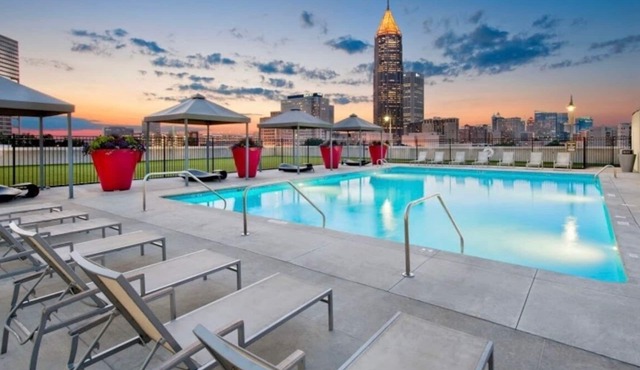 Spacious 2 Bedroom Condo Downtown w/Rooftop Pool