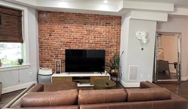 Spacious 3,500+ Sq.Ft Family Home - Free Parking - 10 Min to National Mall