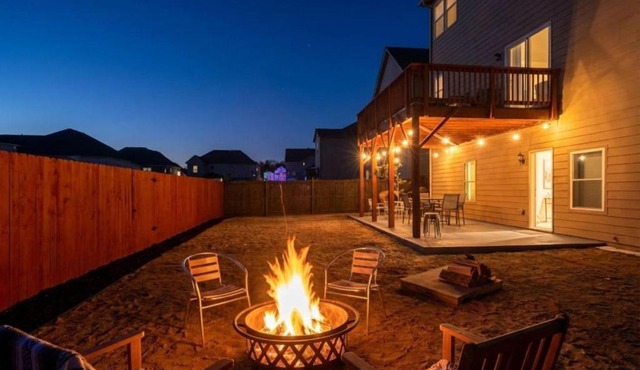Spacious 3BR Terrace Apt Near LakePoint and Golf