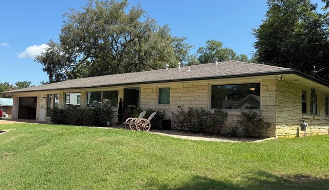 Spacious 4-BDRM, 6-BED, 2-BA home in Jefferson. Yee Haw Haven, a western dream! in Jefferson
