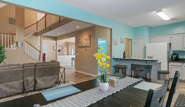 Spacious 4 Bedrooms with PRIVATE POOL & enclosed PATIO between Downtown & Tybee