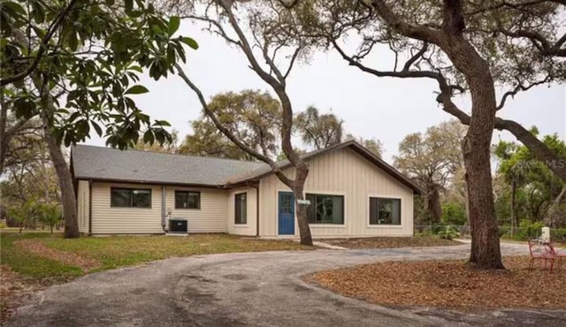 Spacious 4-bedroom farmhouse in tranquil New Port Richey with AC