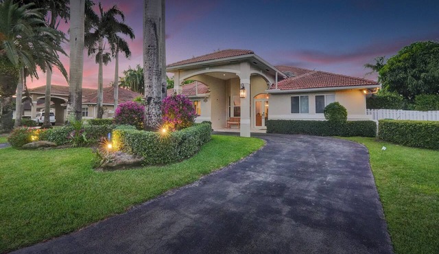 Spacious 4-bedroom house Near the beaches