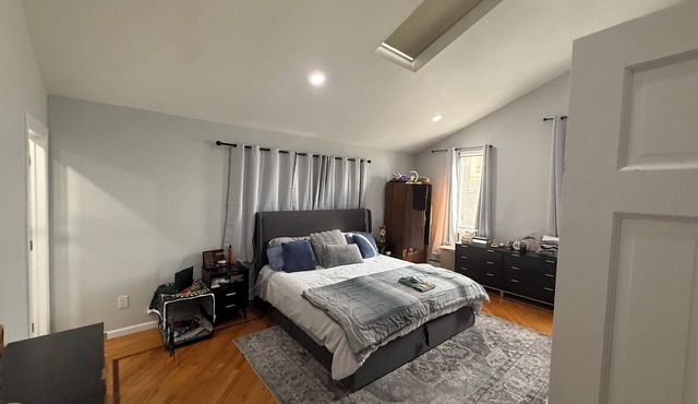 Spacious 4-bedroom apartment with AC, fitness room in wonderful North Bergen