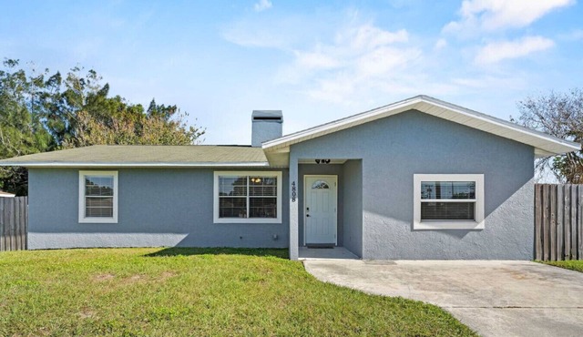 Spacious 4BR 2BA BBQ Mini Putt Backyard Sleep 10