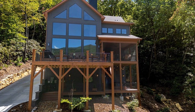Spacious 5-bedroom house in Montreat with stunning views, spa, fitness room