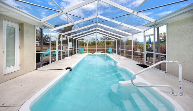 Spacious 5-bedroom 3 bath house in Largo with heated pool and hot tub