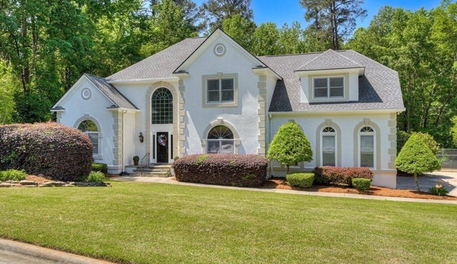 Spacious 5-bedroom house with private tennis court and fitness room in Martinez
