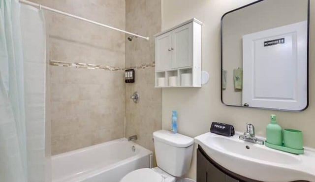 Spacious 5-bedroom apartment in lovely Philadelphia with WiFi, Free Parking