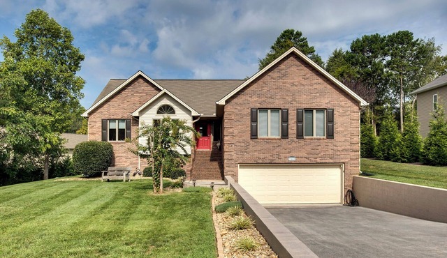 Spacious and Stunning Tellico Village Home